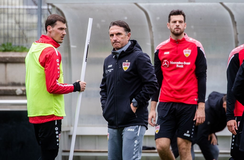 Leitete einen Tag nach dem 0:3 bei Union Berlin das VfB-Training: Bruno Labbadia (M).