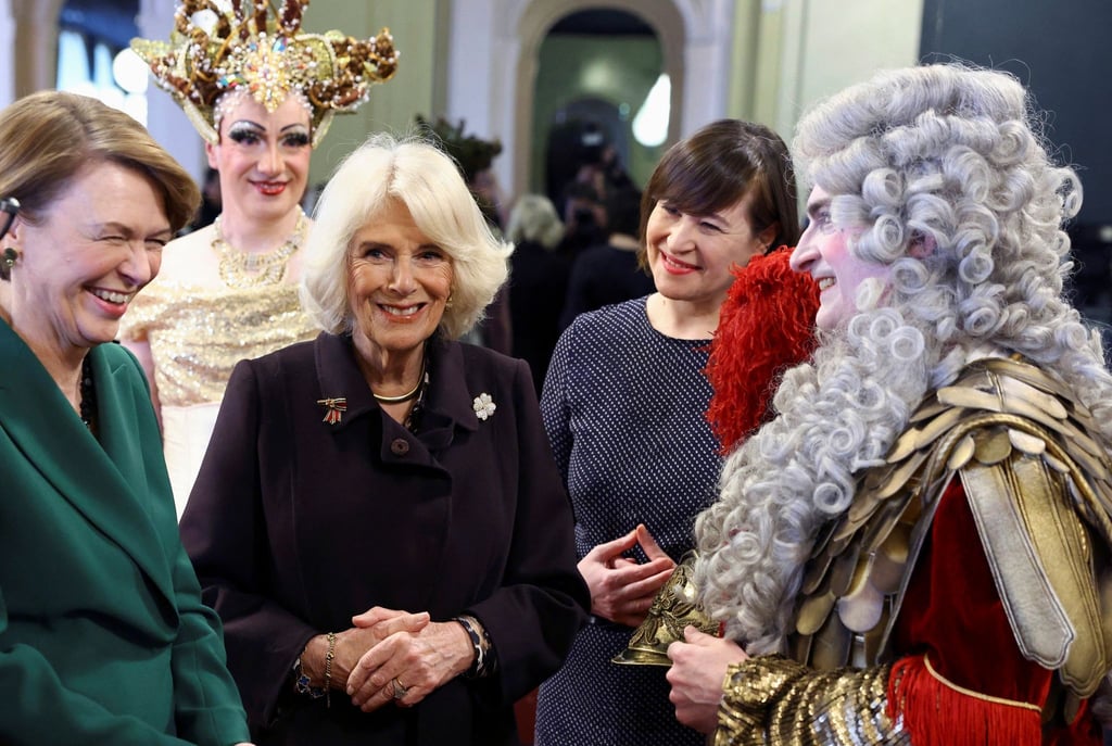 Königsgemahlin Camilla besucht in Begleitung von Elke Büdenbender, der Ehefrau des Bundespräsidenten, die Komische Oper Berlin.