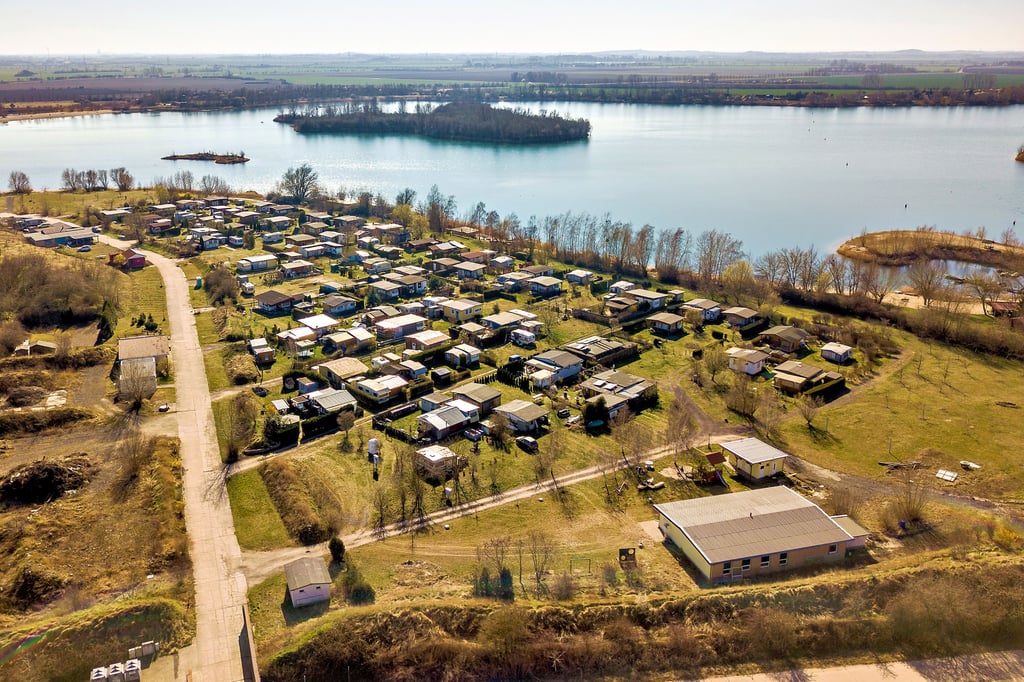 Der Campingplatz am Seepark Barby soll in ein Wochenendhausgebiet umgewidmet werden, da die ursprünglich vorgesehene Nutzung als Campingplatz nicht eingehalten wurde. Stattdessen entstanden dutzende Bungalows ohne Baugenehmigung.
