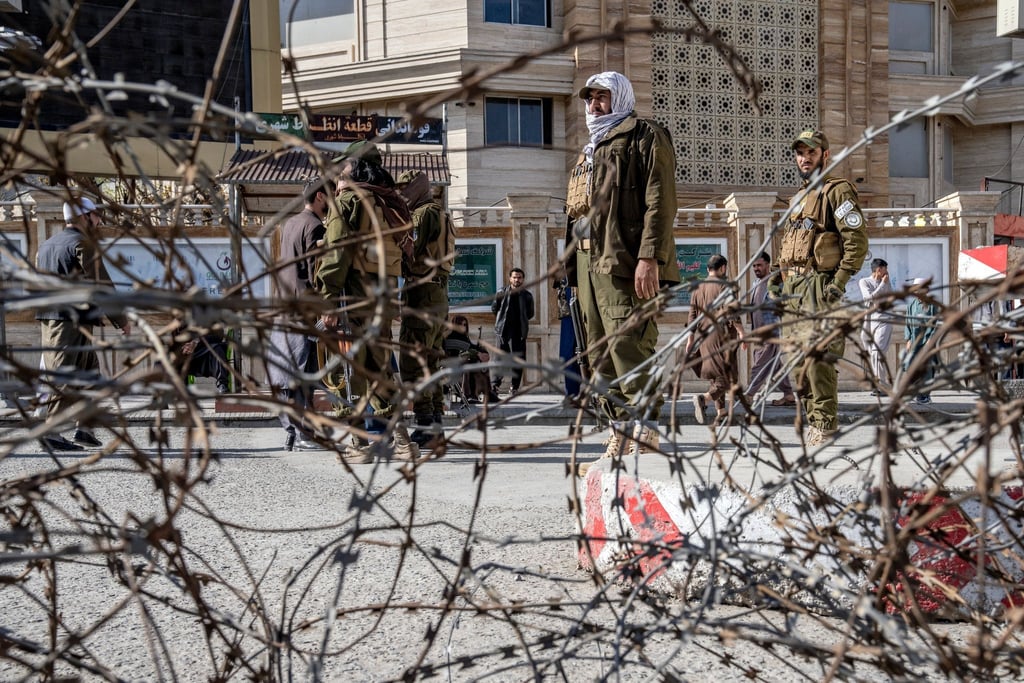 Taliban-Kämpfer stehen in der Nähe des Außenministeriums in Kabul Wache (Symbolbild).