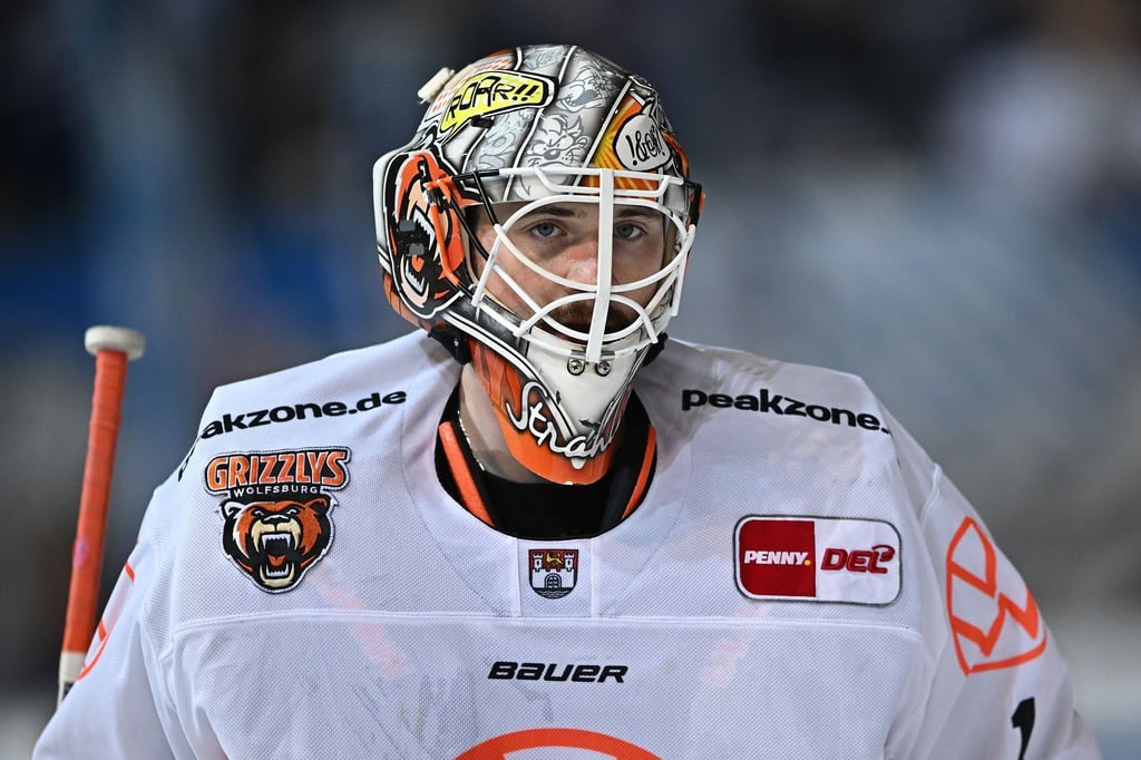 Wolfsburgs Torwart Dustin Strahlmeier beim Aufwärmen.