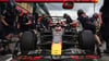 Red-Bull-Pilot Max Verstappen wird von seinen Mechanikern in der Boxengasse betreut.