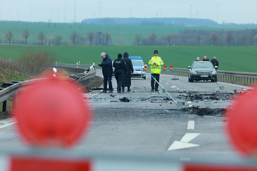 Gutachter werten auf der gesperrten Bundesstraße B247 die Spuren des Unfalls vom Vortag aus.