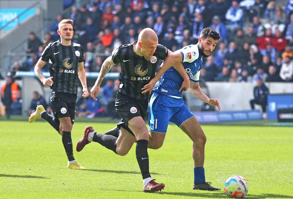 Spielte schon diverse Positionen auf den Außenbahnen und war zuletzt erstmals als Sturmspitze aktiv: Mohammed El Hankouri (r.), hier gegen Rostocks Rick van Drongelen.