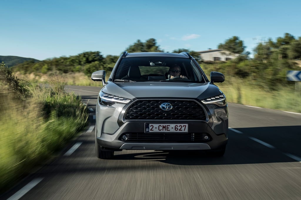 Der Toyota Corolla Cross tritt nicht nur robuster auf als der konventionelle Fünftürer. Das Kompakt-SUV bietet auch eine höhere Sitzposition und einen erweiterten Aktionsradius.