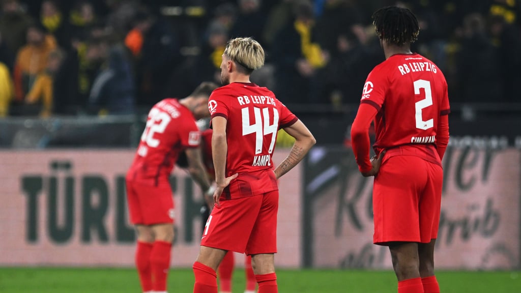 Leipzigs Kevin Kampl und Mohamed Simakan (r.) nach der Pleite gegen den BVB im März. 