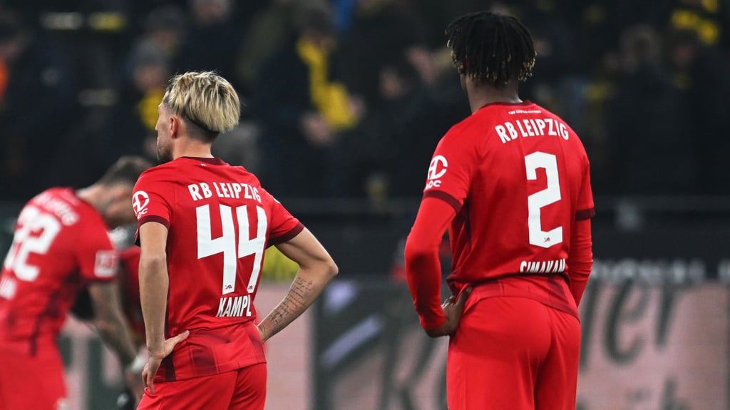 Leipzigs Kevin Kampl und Mohamed Simakan (r.) nach der Pleite gegen den BVB im März. 