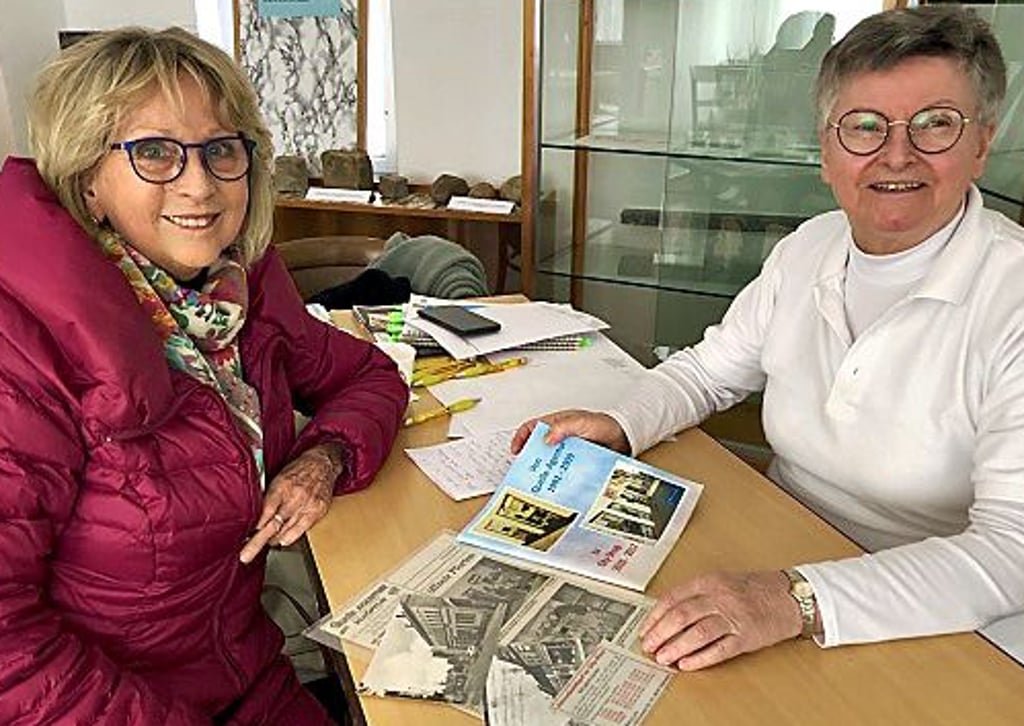 Petra Loch (l.) überreichte der Vorsitzenden des Heimatvereins, Karin Gust, einige tolle Fotografien der Martin-Schwantes-Straße. „Perfekt“, freute sie sich, denn am 7. Mai eröffnet eine Ausstellung zur Schwantes-Straße.
