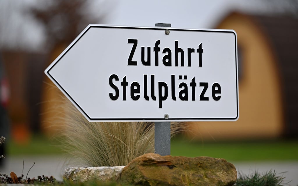 "Zufahrt Stellplätze" steht auf dem Schild.