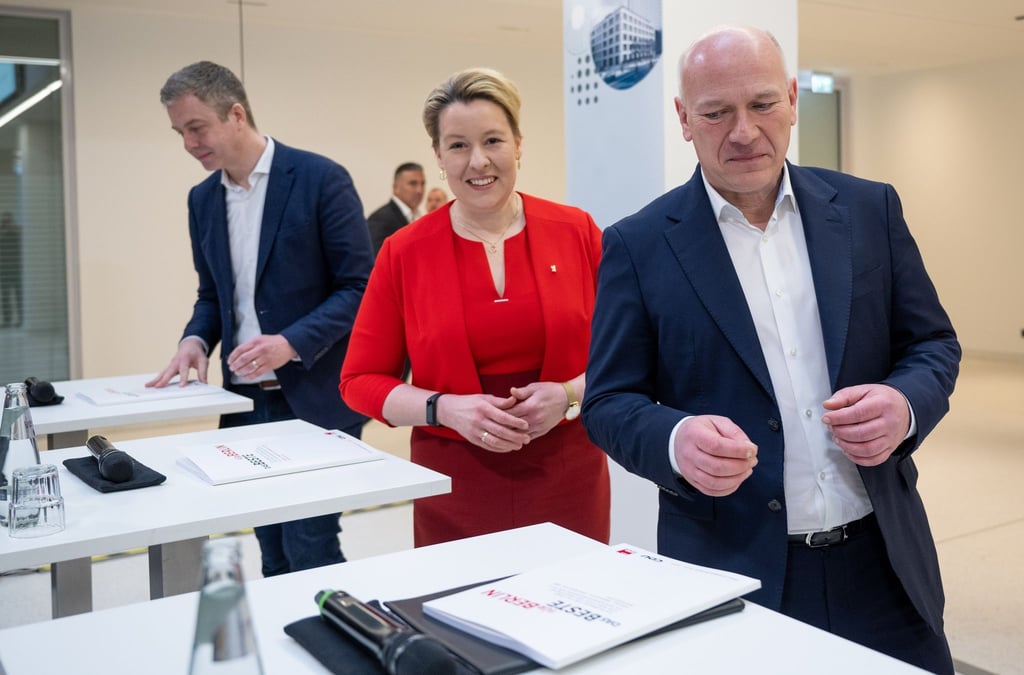 Stefan Evers (CDU) (l-r), Franziska Giffey (SPD) und Kai Wegner (CDU) stellen den Koalitionsvertrag vor.