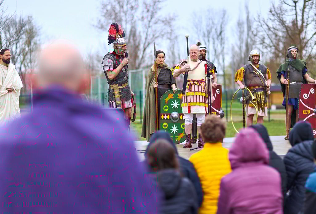Ein ganzer Tag steht für die Lateinschüler am Domgymnasium Merseburg im Zeichen Roms. Die Soldaten der „Legio XVII Albica“ sind zu Besuch.