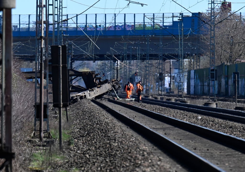 Am Bahnhof Wuppertal-Langerfeld ist ein Güterwaggon aus den Gleisen gesprungen.