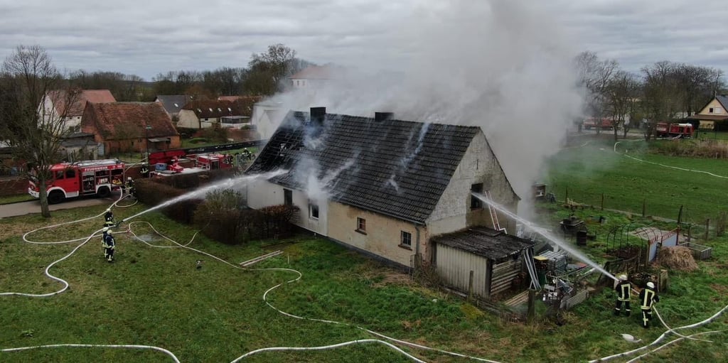 Großeinsatz der Feuerwehr in Kehnert. Ein Wohnhaus brannte dort am Sonntag aus.