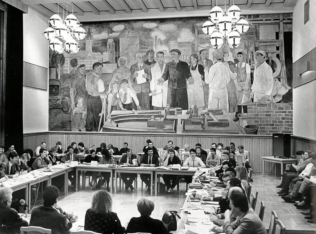 Runder Tisch in Dessau 1990: Von 1986 an war das Fresko zu sehen. 1991 beschloss die Stadt, das Wandbild zu verhängen.