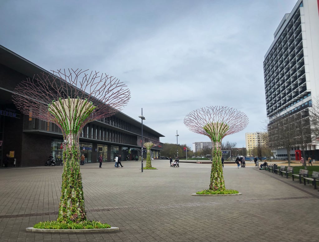 So könnten die Baumskulpturen vor dem Neustadt Centrum aussehen. Sie sind den Vorbildern "Superbäume" in Singapur nachempfunden, die dort eine Touristenattraktion sind.