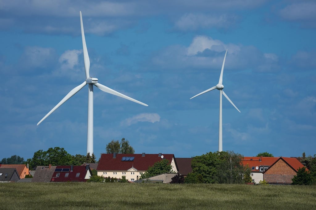 Windräder drehen sich nahe Dabergotz in Brandenburg.