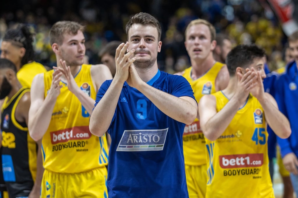 Albas Malte Delow (l-r) bedankt sich nach dem Sieg mit Jonas Mattisseck und Tamir Blatt bei den Zuschauern.