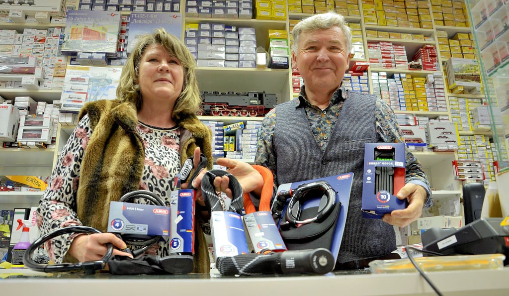 Christina und Ingo Klettke haben einige Fahrradschlösser im Angebot. Hundertprozentige Sicherheit kann mit keinem gewährleistet werden. Ziel sollte vielmehr sein, es den Dieben schwer zu machen, damit sie ihren Versuch abbrechen.