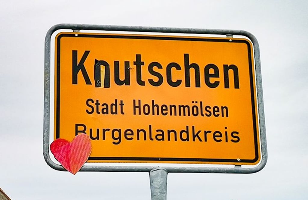 Eines der umgeschriebenen Ortseingansschilder in Keutschen vom vergangenen Wochenende.