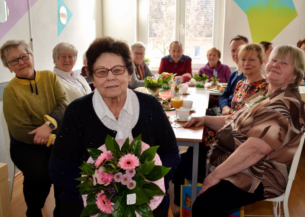 Für ihr langjähriges Engagement als Leiterin der Diabetes-Selbsthilfegruppe in Eisleben ist Helga Traeger mit dem Blumenstrauß der Woche, zur Verfügung gestellt von "Blumen Meinhardt", geehrt worden.
