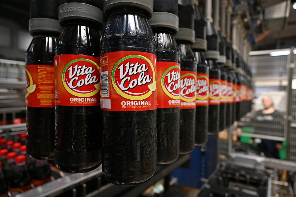 Abfüllung von Vita-Cola an der Produktionsanlage.