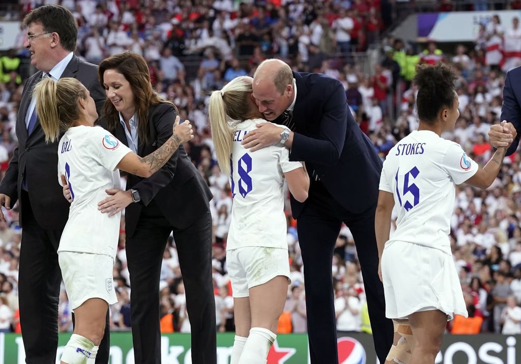 Die weißen Hosen bei Englands Fußballerinnen sind bald Geschichte.
