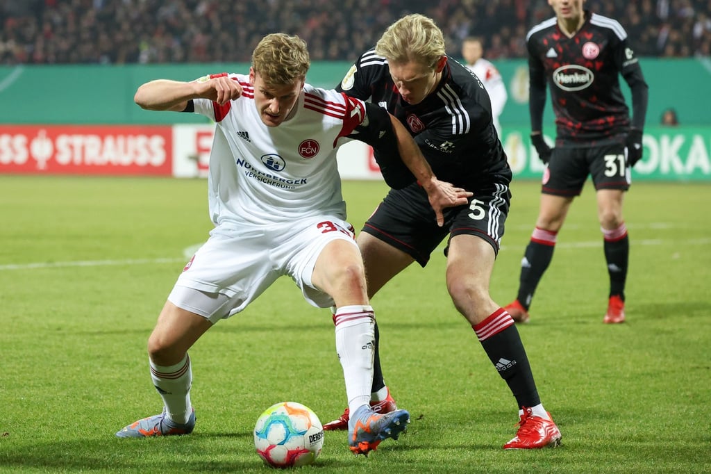 Christoph Daferner (l) setzte sich mit dem 1. FC Nürnberg gegen Christoph Klarer und Fortuna Düsseldorf durch.