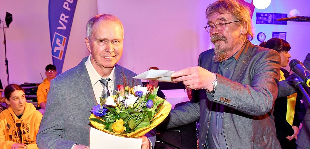 Klaus Ihrke verbarg die Freude über den Arendseer Preis nicht, Uwe Hundt hatte neben freundlichen Worten auch schriftliche Glückwünsche dabei.