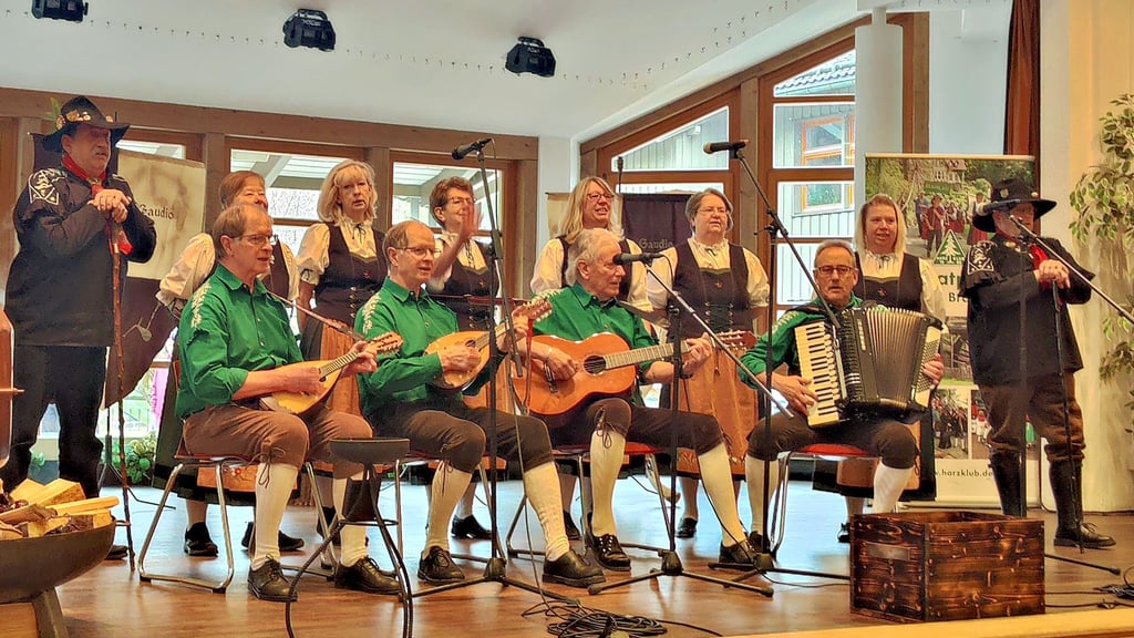 Bei der Saisoneröffnung der Harzer Wandernadel gestalteten am Sonntag (2. April) im Kurgastzentrum Altenau unter anderem die Bruchbergsänger vom Barkamt Altenau (Foto) das Programm. Zudem standen die vielfache Jodlermeisterin Marina Hein sowie das Duo Tinitus Gaudio, das mit Dudelsack und Davul-Trommel für Abwechslung sorgt, auf der Bühne.