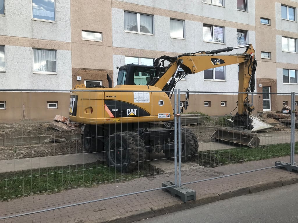 An den Wohnblöcken am Friedensring in Salzwedel ist schwere Technik angerückt. Die Wohnungsbaugesellschaft lässt dort Aufzüge anbauen.