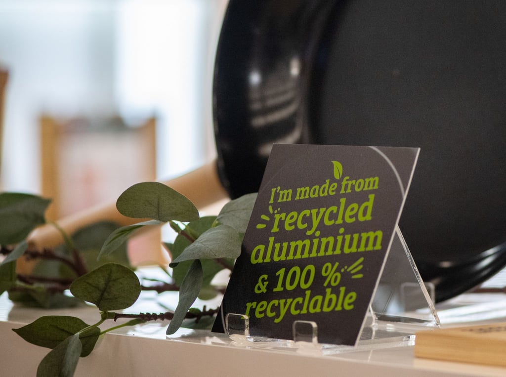 Besteht aus recyceltem Material und wird recycelbar sein, wenn man das Produkt entsorgt: Damit warb zum Beispiel die Firma Russell Hobbs für seine Pfannen auf der Messe Ambiente in Frankfurt.