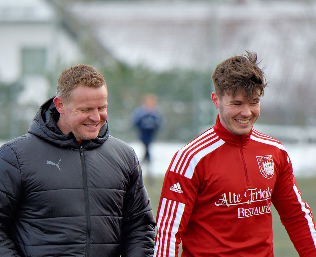 Die Stimmung im Zerbster Fußball-Lager, hier mit Trainer Florian Sens und Spieler Max Schröter (r.), könnte besser kaum sein. Zum einen werden die Rot-Weißen, die seit 14 Spielen unbesiegt sind, von einer Erfolgswelle getragen, zum anderen scheint der Weg in die Fußball-Landesliga nach dem Aufstiegsverzicht des Spitzenreiters 1. FSV Nienburg frei.