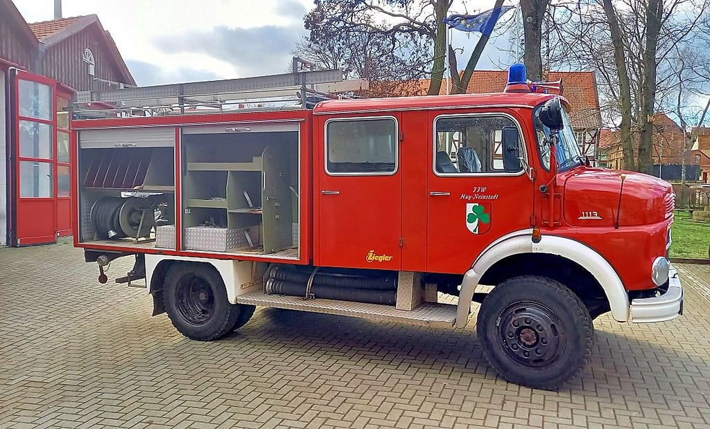 Dieses ausrangierte Fahrzeug der Marke Daimler Benz steht zum Verkauf.