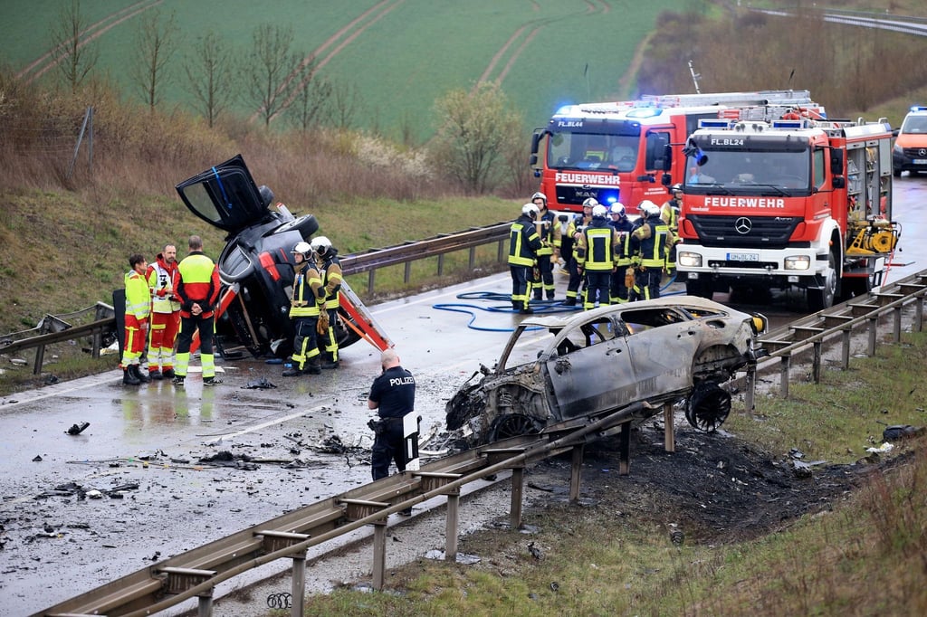 Rettungskräfte stehen auf der B247 bei Bad Langensalza.