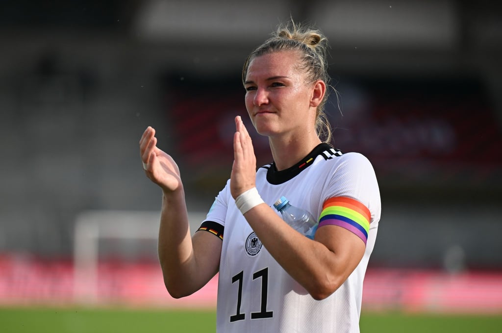 Mit welcher Kapitänsbinde laufen Deutschlands Fußballerinnen bei der WM auf?