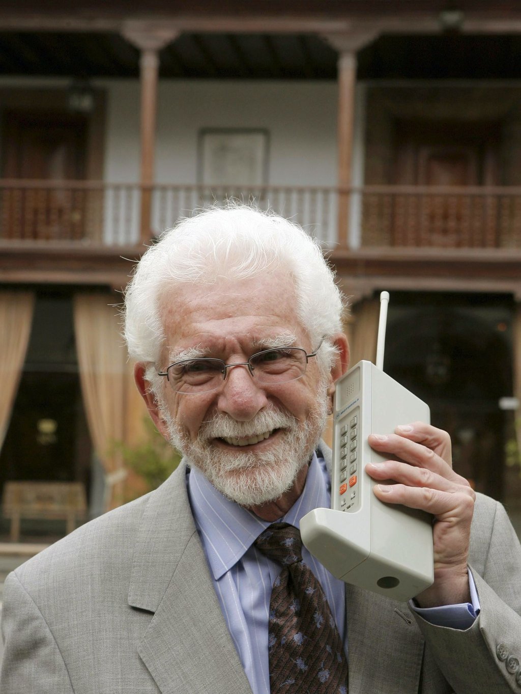 Der US-Ingenieur Martin Cooper mit einem der ersten Mobiltelefone.