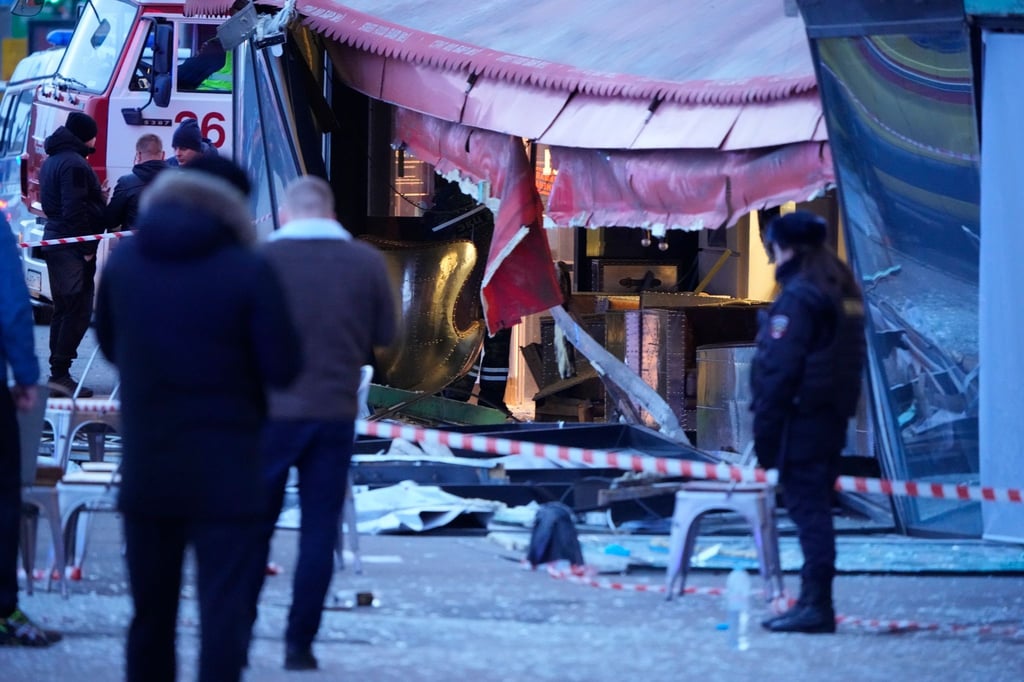 Russische Ermittler und Polizisten stehen nach der Explosion am Tatort in Sankt Petersburg.