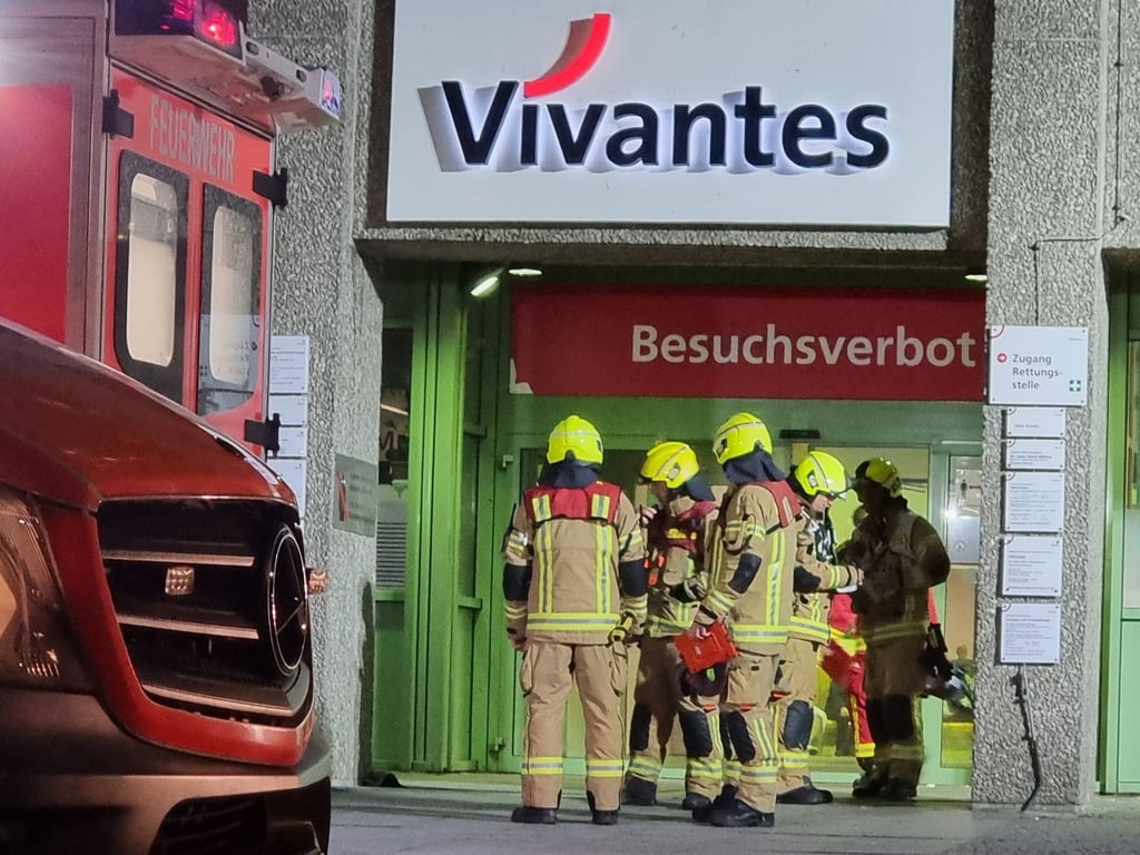 Feuerwehrleute sind am Klinikum am Urban im Einsatz. Bei dem Brand in einer Berliner Klinik sind drei Patienten und eine Krankenpflegerin schwer verletzt worden.