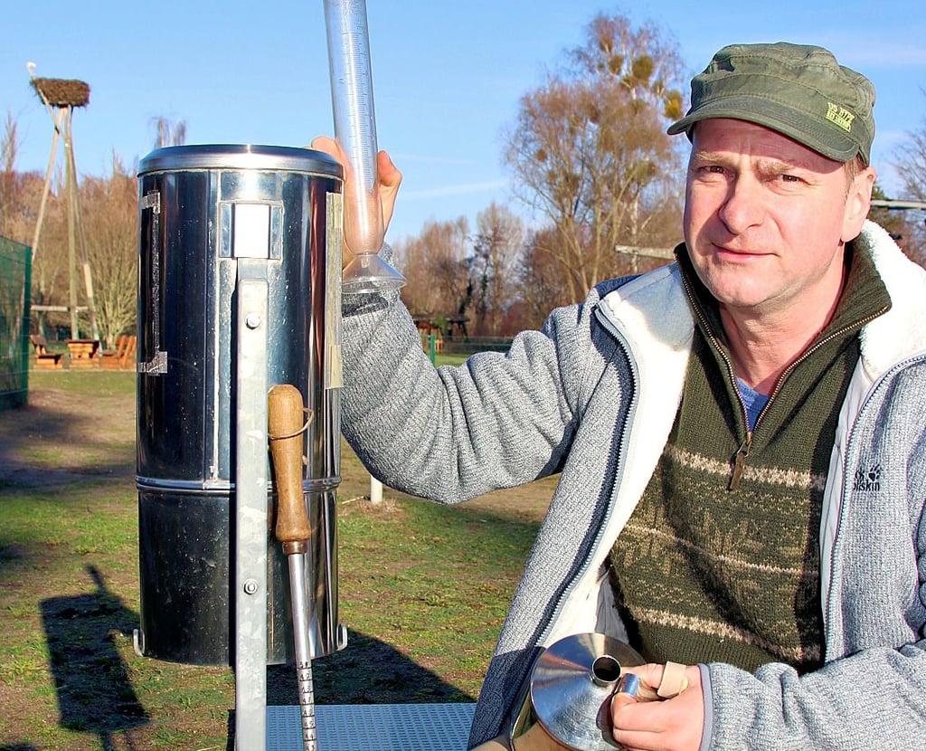 Michael Kaatz neben einem Messbehälter für Niederschläge auf dem Storchenhof Loburg.