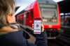 Das Deutschland-Ticket kann man ab sofort bestellen. Es kostet 49 Euro im Monat und gilt auf allen Bahnen und Bussen im Nahverkehr.