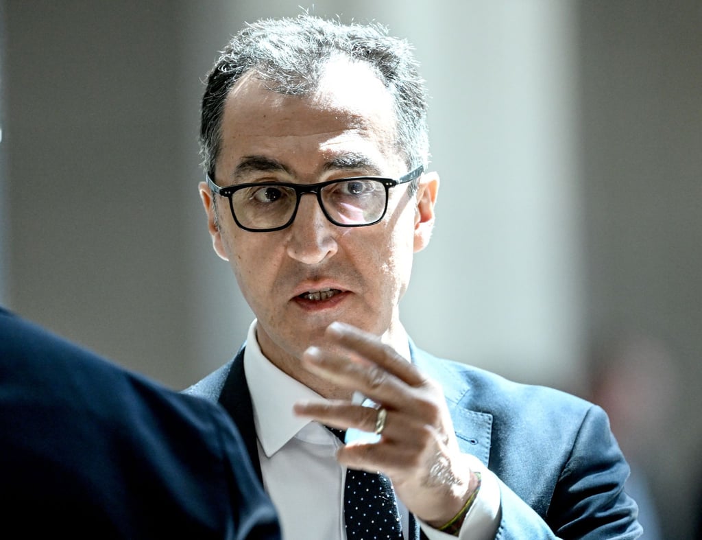 Agrarminister Cem Özdemir steht in der Lobby.