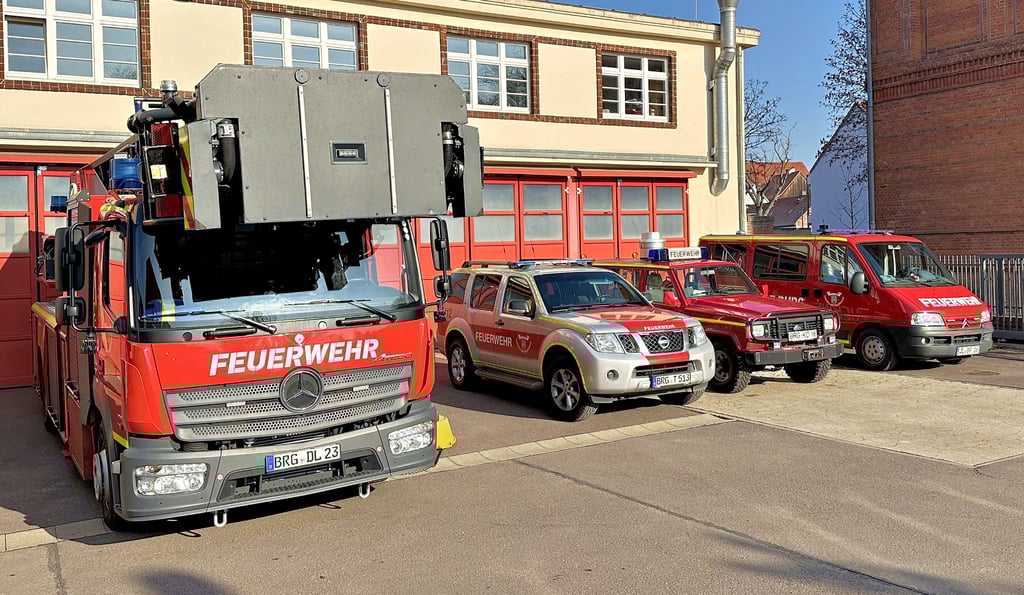 Bis vor wenigen Tagen noch standen die Einsatzfahrzeuge der Burger Feuerwehr außerhalb des Gerätehauses, weil die Kellerdecke mit Tragstützen gesichert werden musste. Der Neubau ist noch nicht finanziell abgesichert.