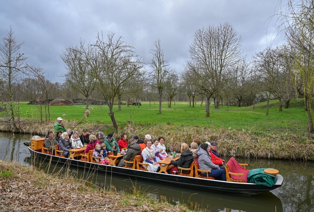 Der Spreewald startet mit Kahnfahrten und Trachten in den Sommer.