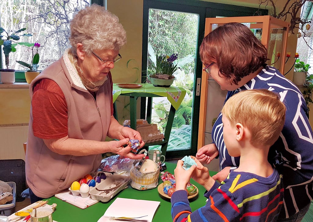 Mit einem Stand war Elvira Deckwer (l.) in den Alaris Schmetterlingspark in Wittenberg gekommen. Es gab bei ihr kunstvoll gestaltete Ostereier, aber auch Papierkunst. Am 1. April begann bei Alaris die neue Saison.