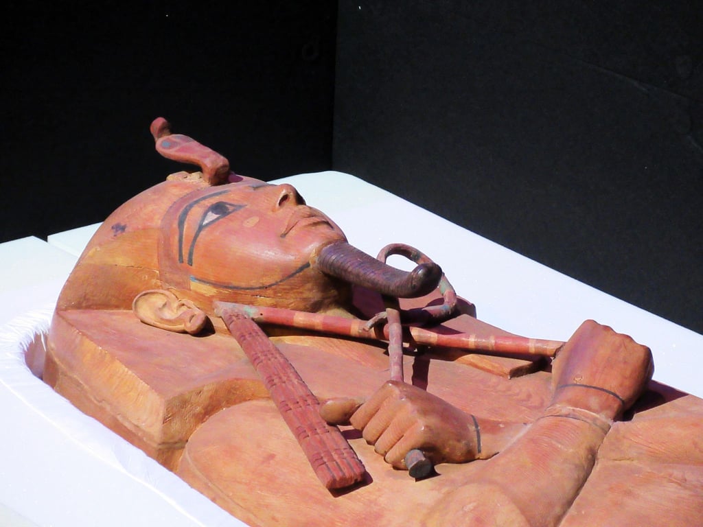 Der Sarkophag von Ramses II. in einer Transportkiste.