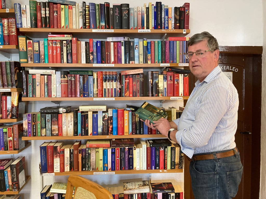 Mario Cisik in der Stadtbibliothek in Gerbstedt.
