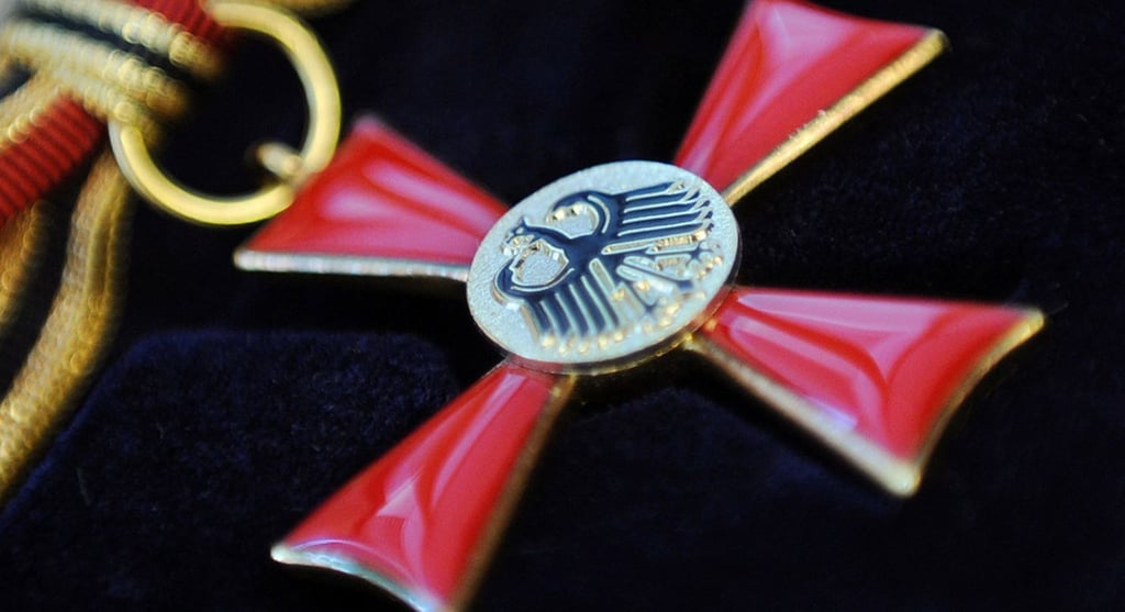 Drei Bundesversienstorden gehen am Mittwoch in Magdeburg an verdienstvolle Persönlichkeiten. Darunter auch an Alt-Oberbürgermeister Lutz Trümper. Symbolbild: