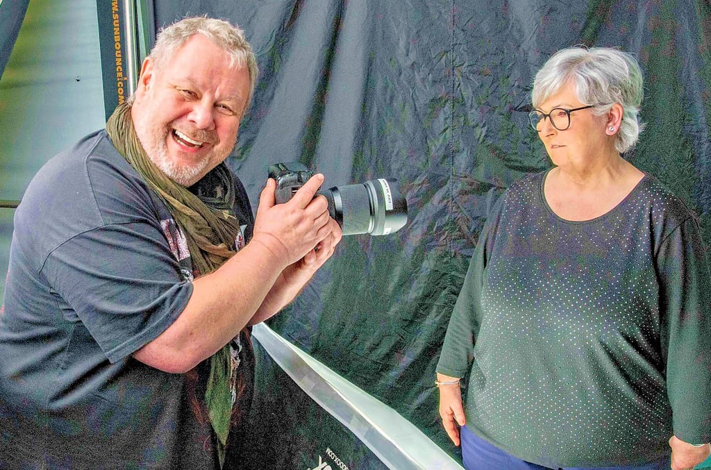 Starfotograf Guido Karp in seinem Dessauer Atelier. Er hat Roswita Werger vor der Linse.