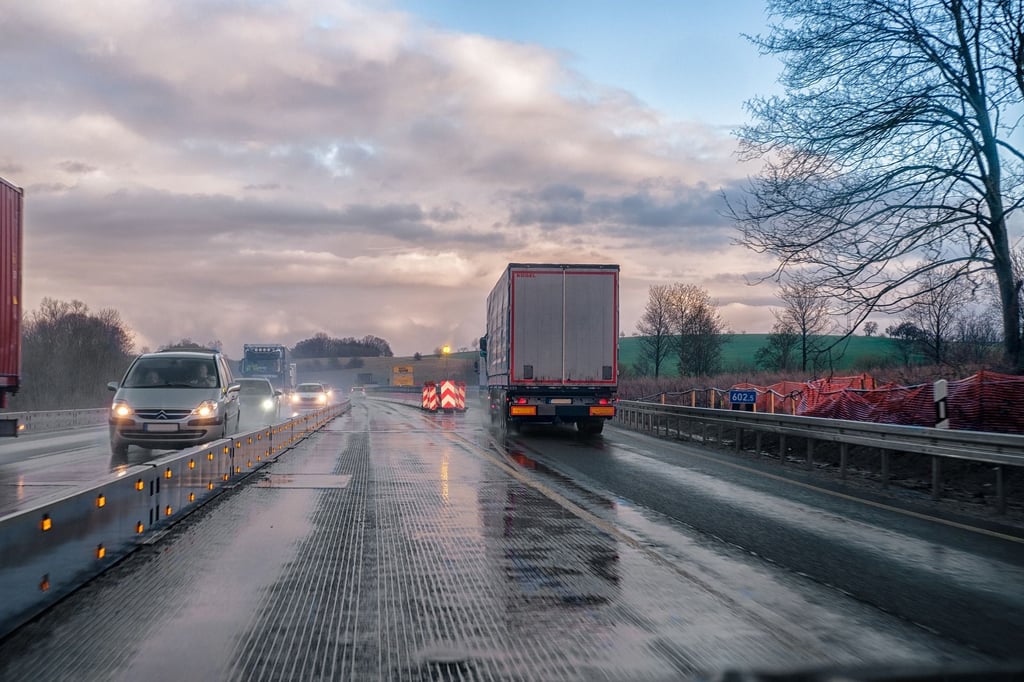 Einen Lkw wurde mitsamt 15 Küchen in der Börde von einem Tankstellenrastplatz geklaut. Was ist mit dem wertvollen Sattelzug geschehen? Symbolbild: