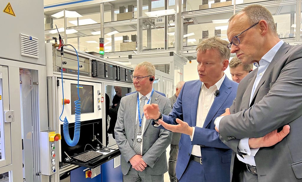 CDU-Chef Friedrich Merz sprach in Thalheim mit Meyer Burger CEO Gunter Erfurt und Bitterfeld-Wolfens OB Armin Schenk (v.r.).